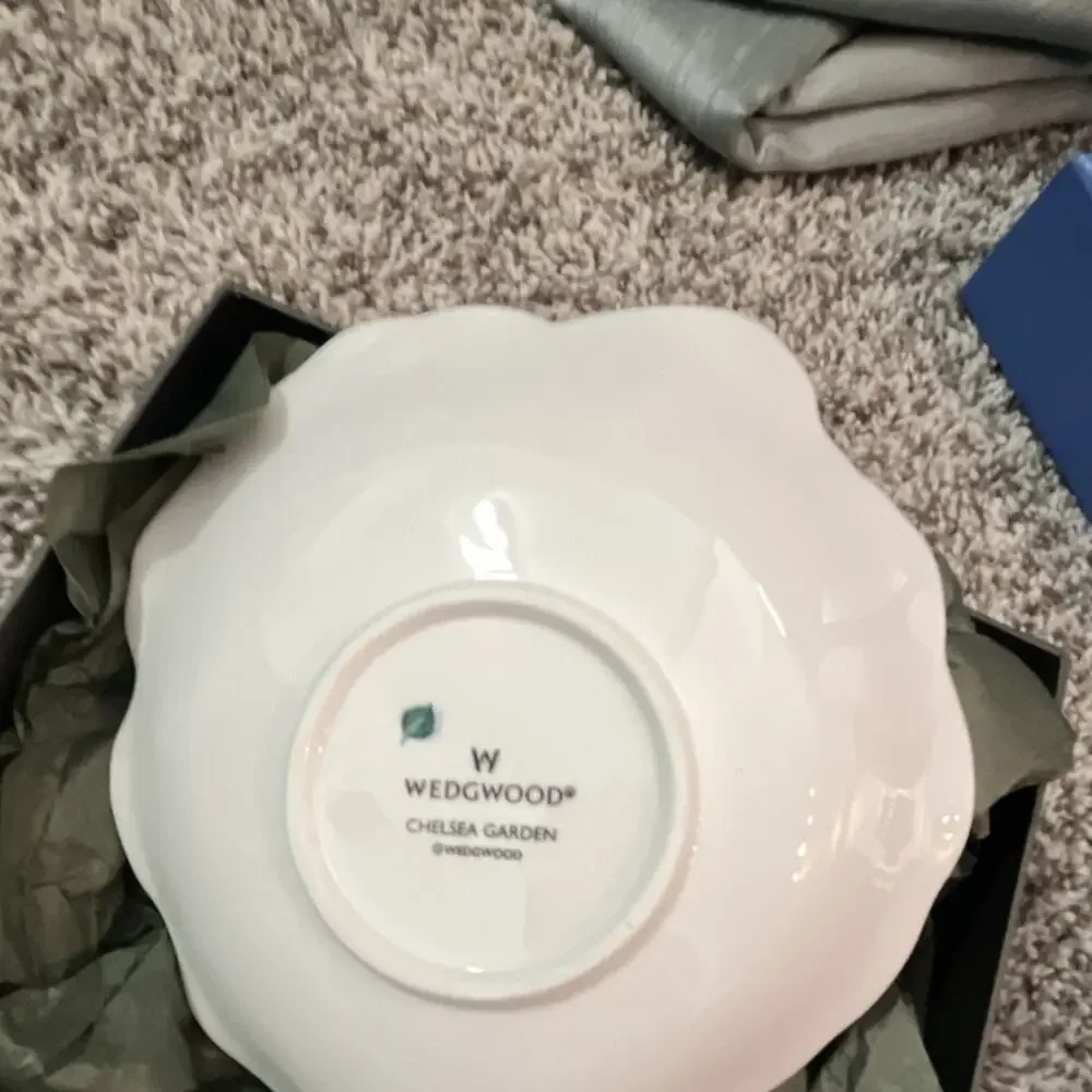 Wedgwood Chelsea Garden Small Leaf Dish Ceramic Leaf Pattern Green Purple White